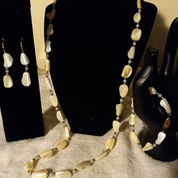 Used,not new 3pc. 30in shell like necklace& matching bracelet& pierced earrings. - Picture 2 of 3